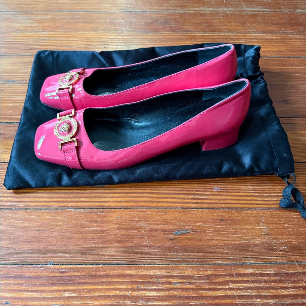 Authentic Versace Pink Patent Leather with Gold  Medusa Accent Pumps size 39